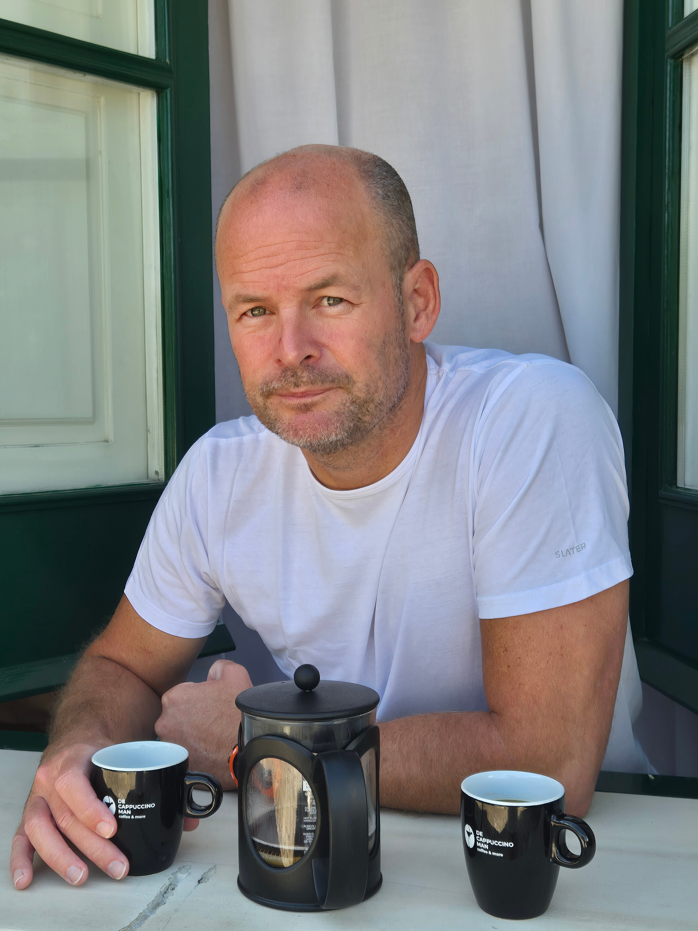 Dennis, De Cappuccino Man, met cafetière en twee mokken
